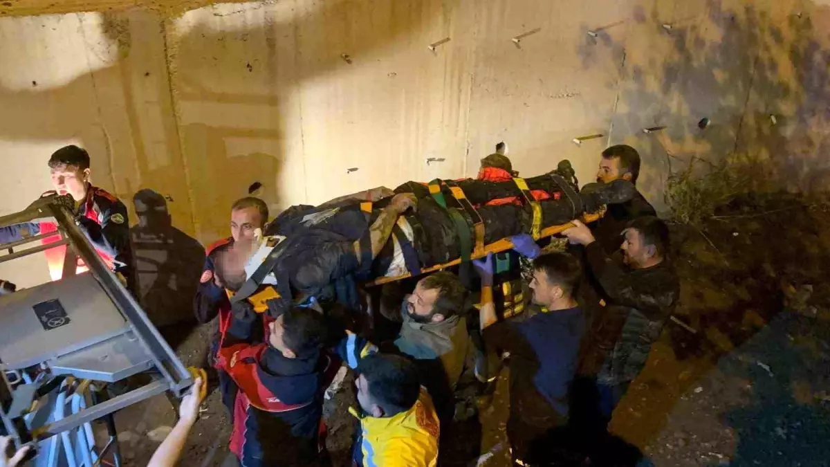 Kayseri\'de Kamyonet Kanalı Uçtu: 2 Yaralı