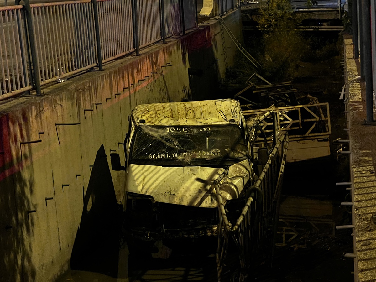 Kayseri\'de Kamyonet Sulama Kanalına Düştü