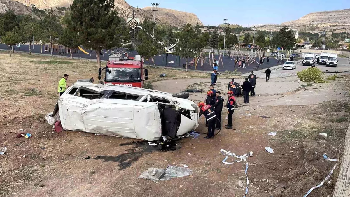 Sivas\'ta Minibüs Kazasında 15 Yaşındaki Çocuk Hayatını Kaybetti