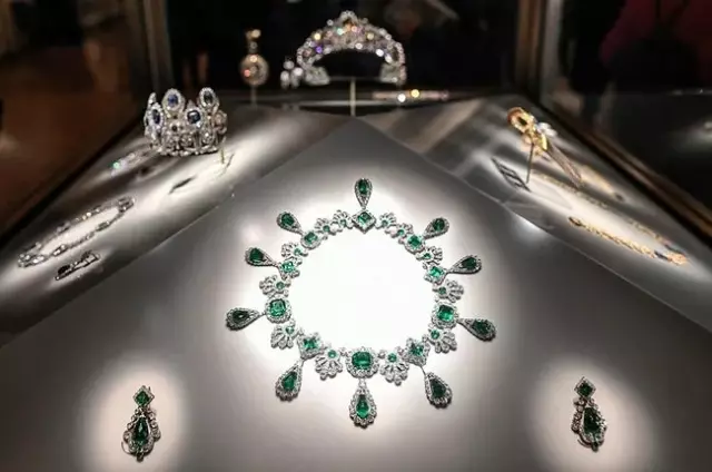 Louvre Müzesi 7 dakikada nasıl soyuldu? 138 kamera detayı Louvre Müzesi 7 dakikada nasıl soyuldu? 138 kamera detayı