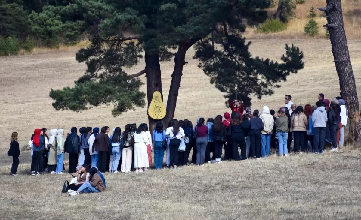 Oltu\'da Gençler Doğa Yürüyüşü ve Piknik Etkinliğiyle Buluştu