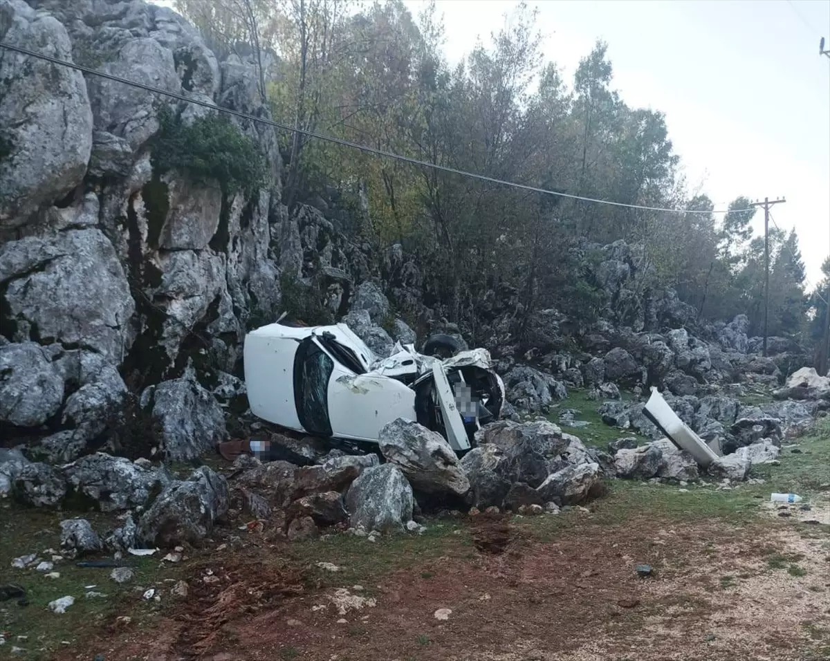 Kadirli\'de Otomobil Devrildi: 1 Ölü, 1 Yaralı