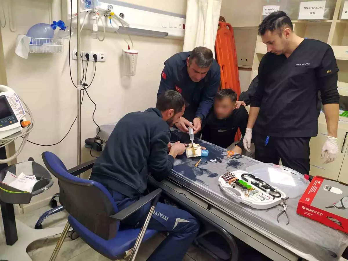 Hakkari\'de Yüzüğü Parmakında Sıkışan Vatandaşa İtfaiye Müdahalesi