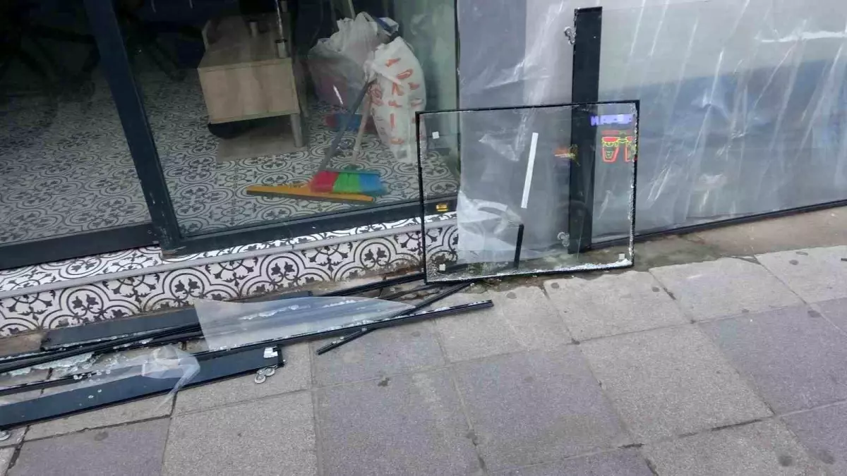 Pendik\'te Kontrolden Çıkan Araç Dükkan Girdi