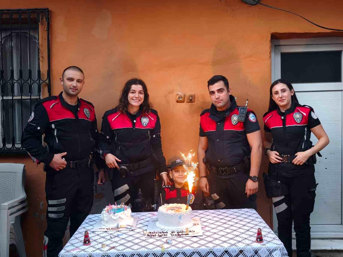 Polislerden Özel Çocuğa Doğum Günü Sürprizi