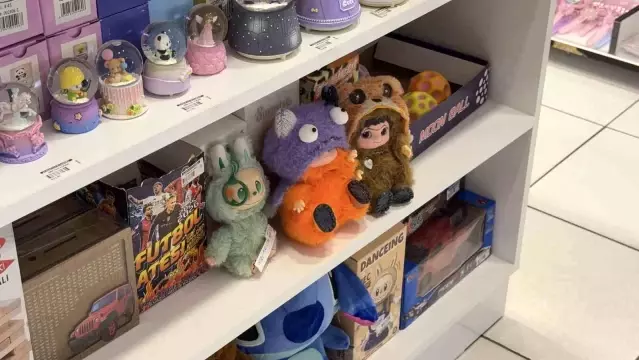 Popüler oyuncak çılgınlığı hırsızlığa dönüştü! O anlar kameraya yansıdı | Güncel Haber