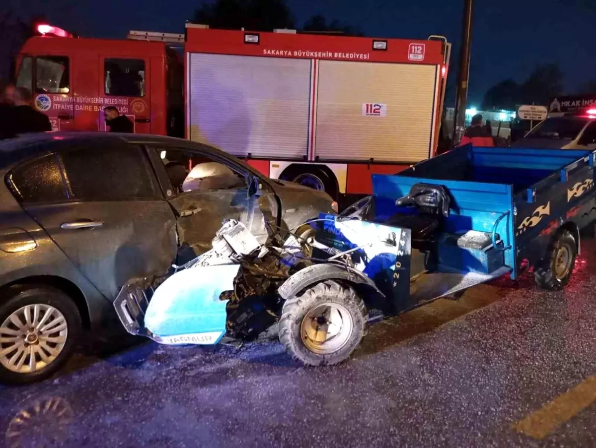 Akyazı\'da Tarım Aracı ile Otomobil Çarpıştı