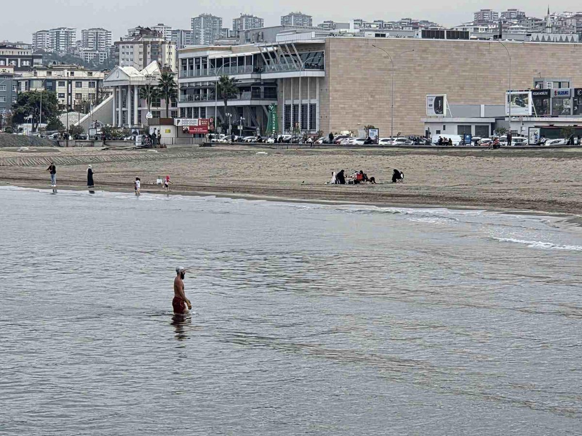 Samsun\'da Ekim\'de Denize Girenler