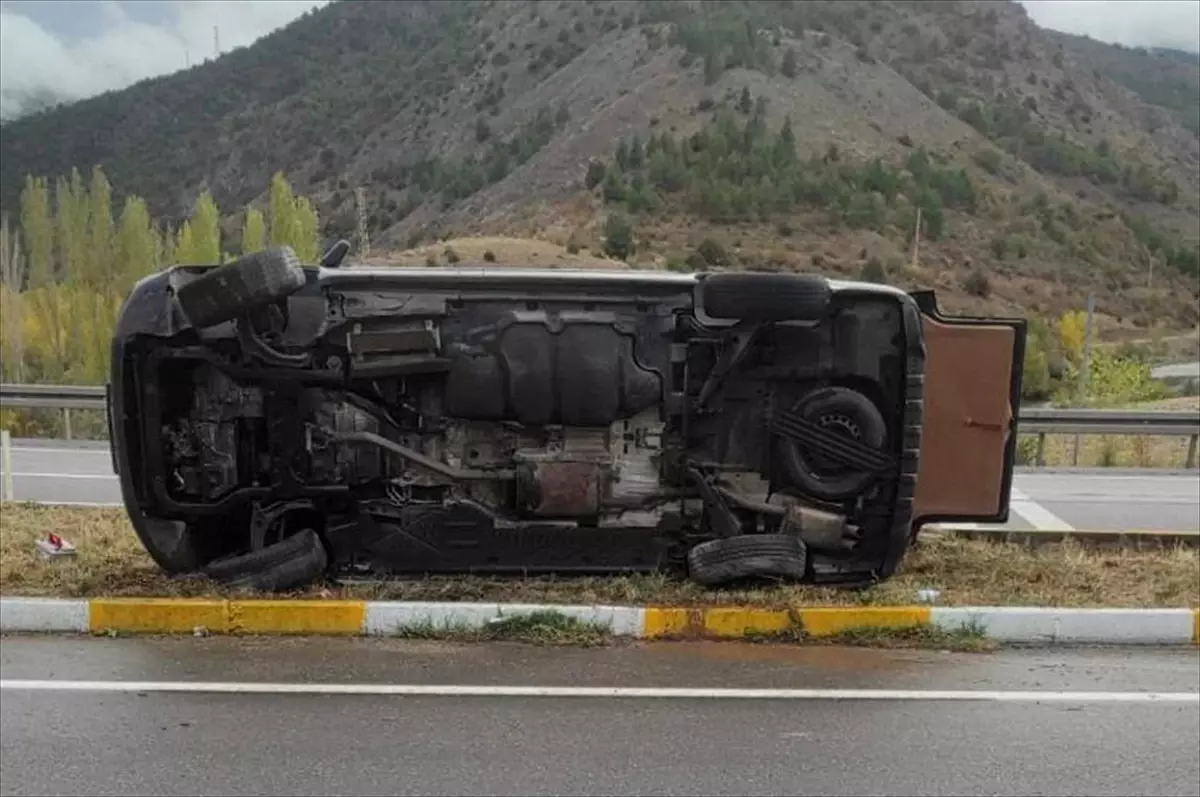 Koyulhisar\'da Minibüs Devrildi, 2 Yaralı