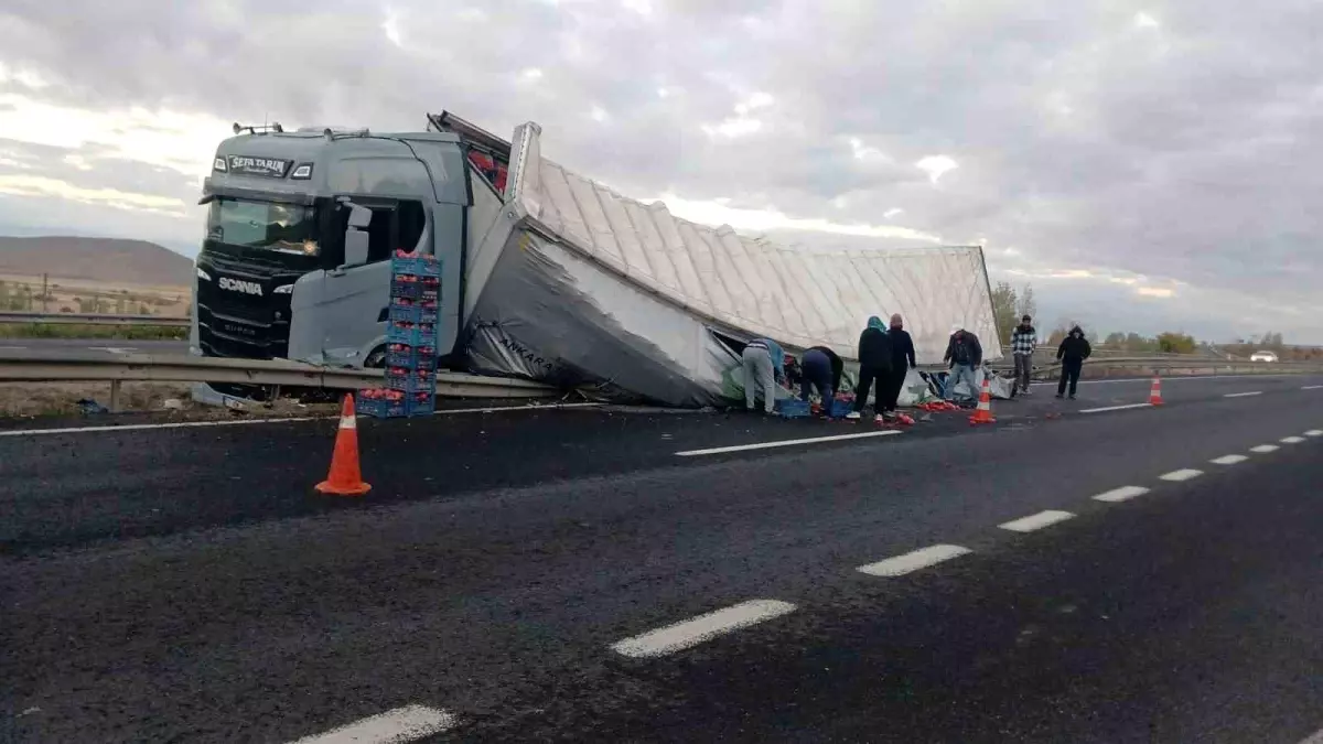 Sebze Yüklü Tır Devrildi: Sürücü Yaralandı
