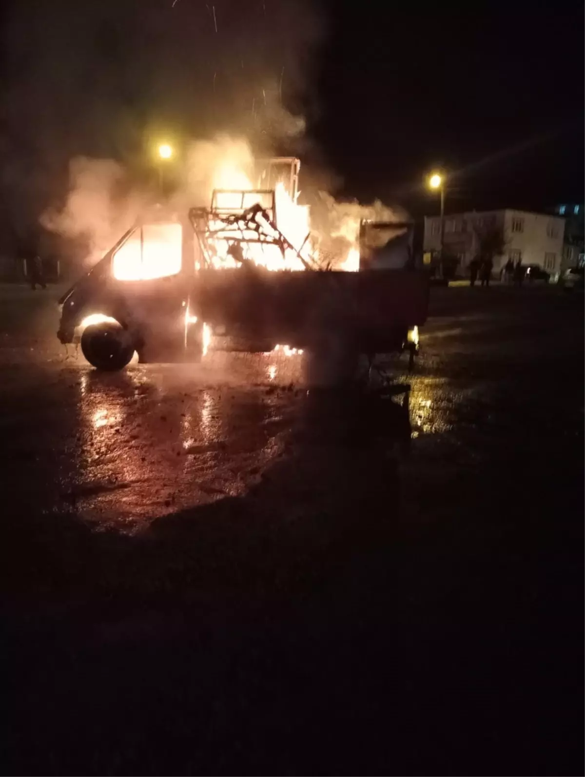 Samsun\'da Park Halindeki Araç Yandı