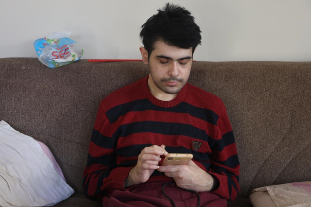 Telefon bağımlısı gençten ailelere tavsiye: Küçükken çocuklara telefon vermeyin Telefon bağımlısı gençten ailelere tavsiye: Küçükken çocuklara telefon vermeyin