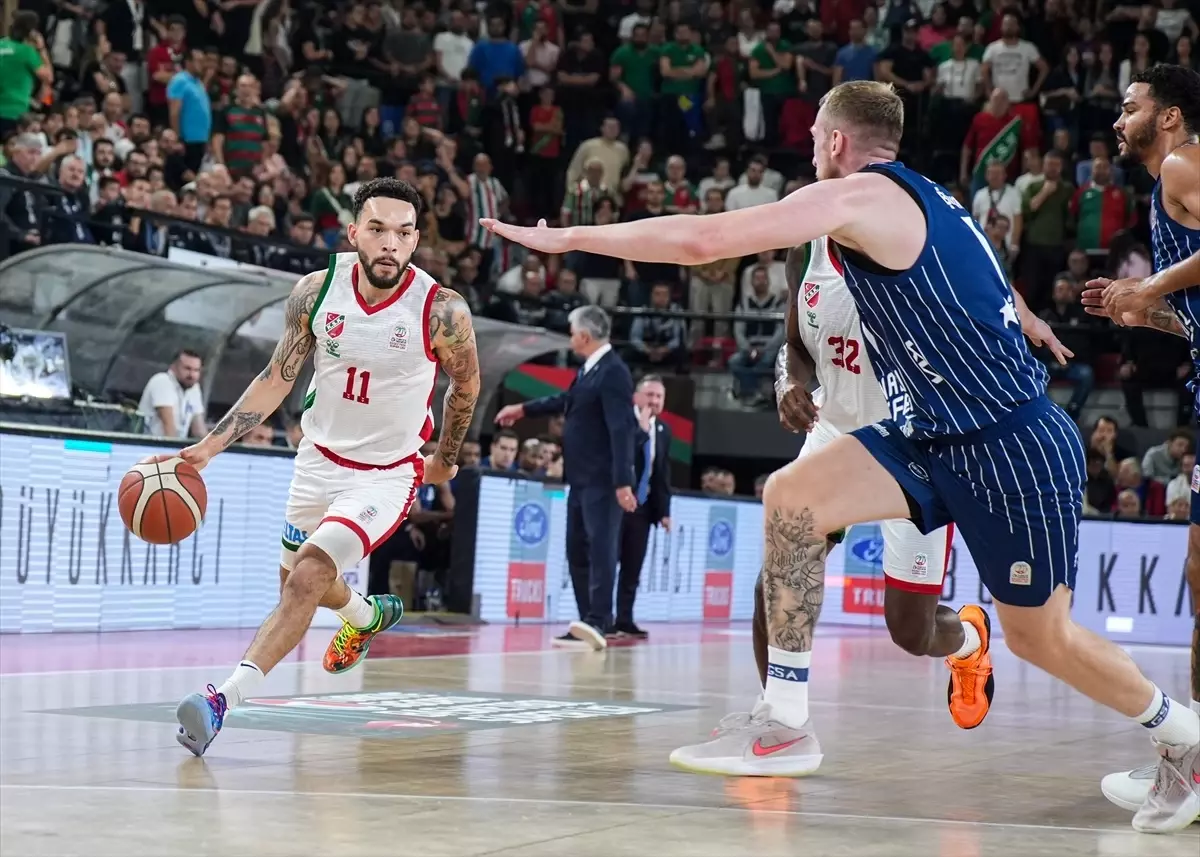 Anadolu Efes\'ten Karşıyaka\'ya Farklı Zafer