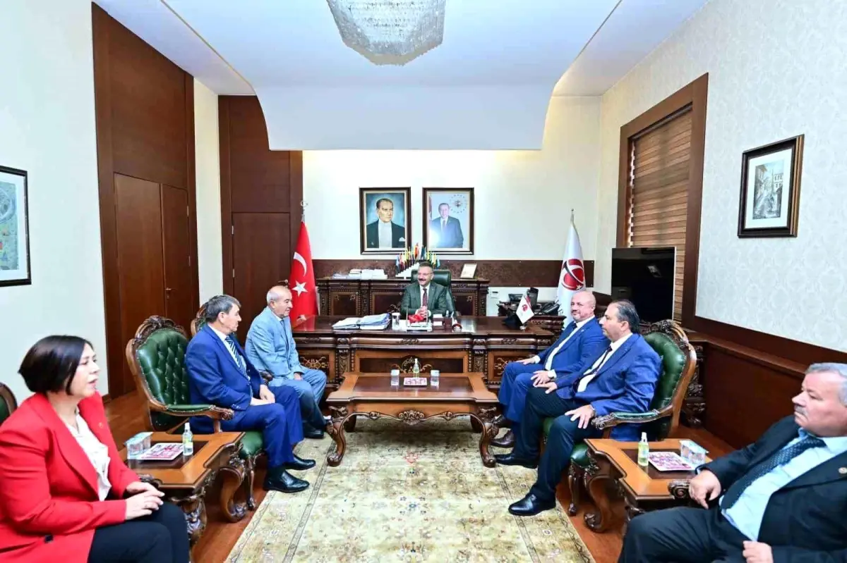 Vali Aksoy\'dan Muhtarlara Plaket Töreni