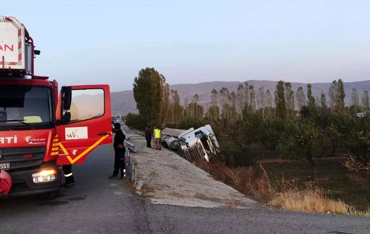 Van\'da Tır Şarampole Yuvarlandı