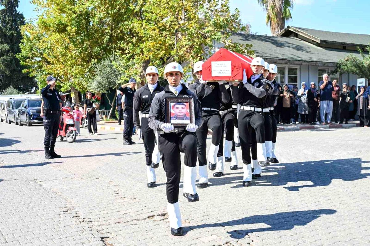 Yangında Hayatını Kaybeden Polis Toprağa Verildi