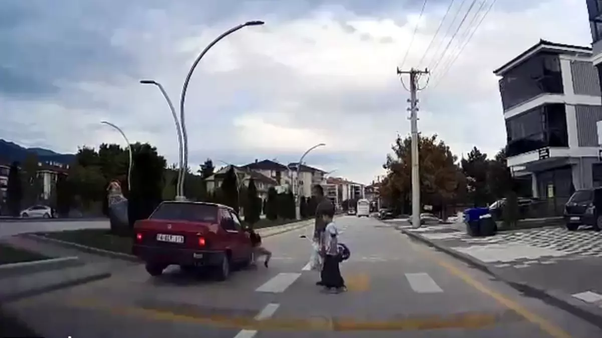 Yaya geçidinde kaza: Otomobil, 4 yaşındaki çocuğa böyle çarptı