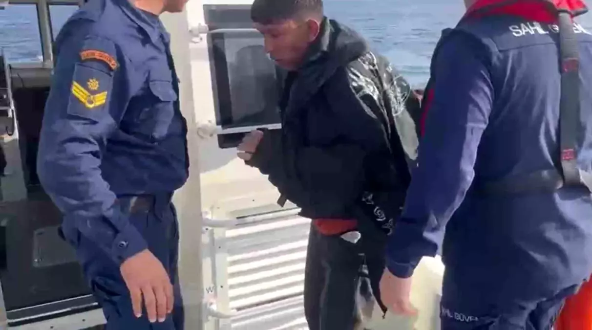 Didim\'de Yüzerek Yunanistan\'a Geçmeye Çalışan Göçmen Kurtarıldı