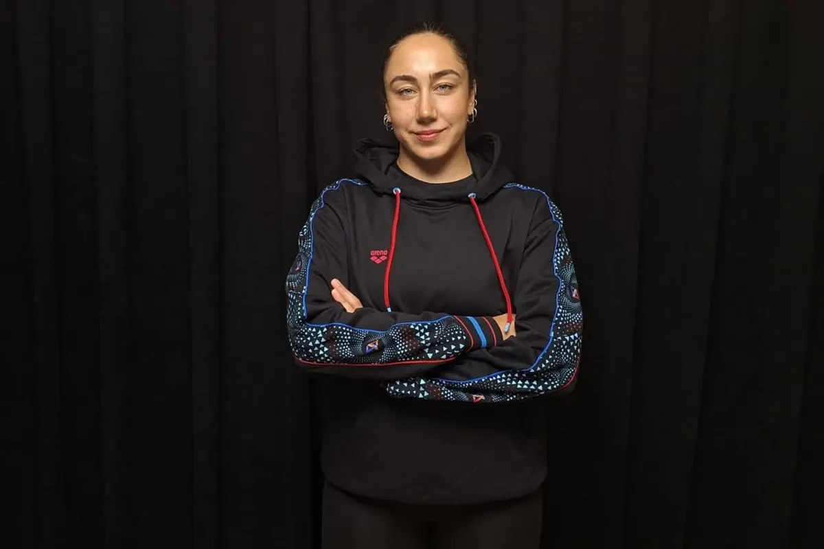 39 kilometre mesafeyi 14 saatte yüzerek Türkiye birincisi oldu