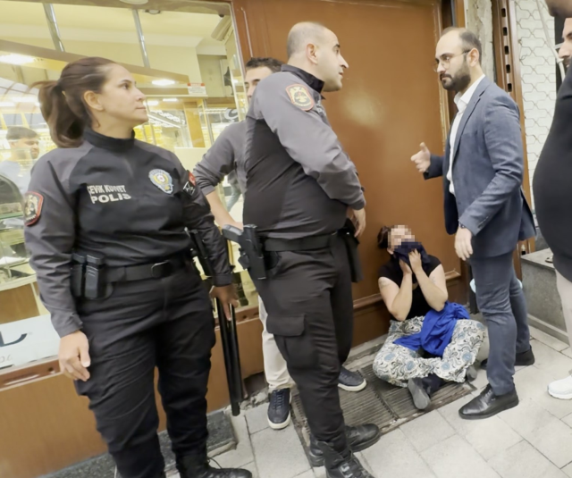 Aksaray'da Kuyumcudan Sahte Bileziklerle Dolandırıcılık Girişimi Aksaray'da Kuyumcudan Sahte Bileziklerle Dolandırıcılık Girişimi
