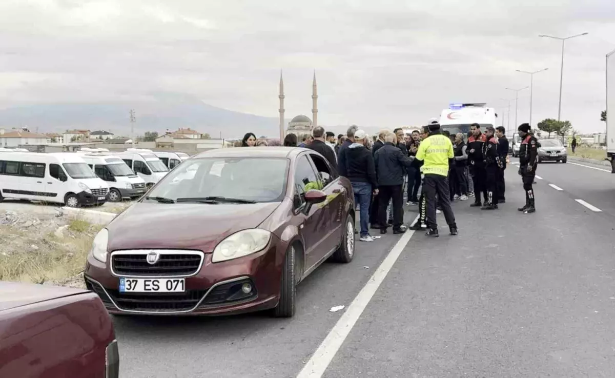 Polis cenazesi konvoyuna taşlı ve sopalı saldırı
