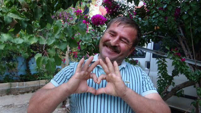 Antalya Havalimanı'ndaki Sempatik İşçi Viral Oldu Antalya Havalimanı'ndaki Sempatik İşçi Viral Oldu