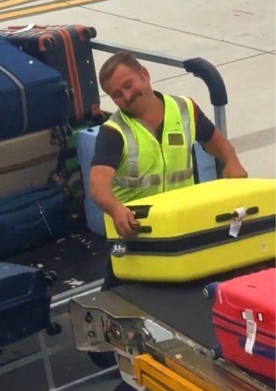 Antalya Havalimanı'ndaki Sempatik İşçi Viral Oldu Antalya Havalimanı'ndaki Sempatik İşçi Viral Oldu