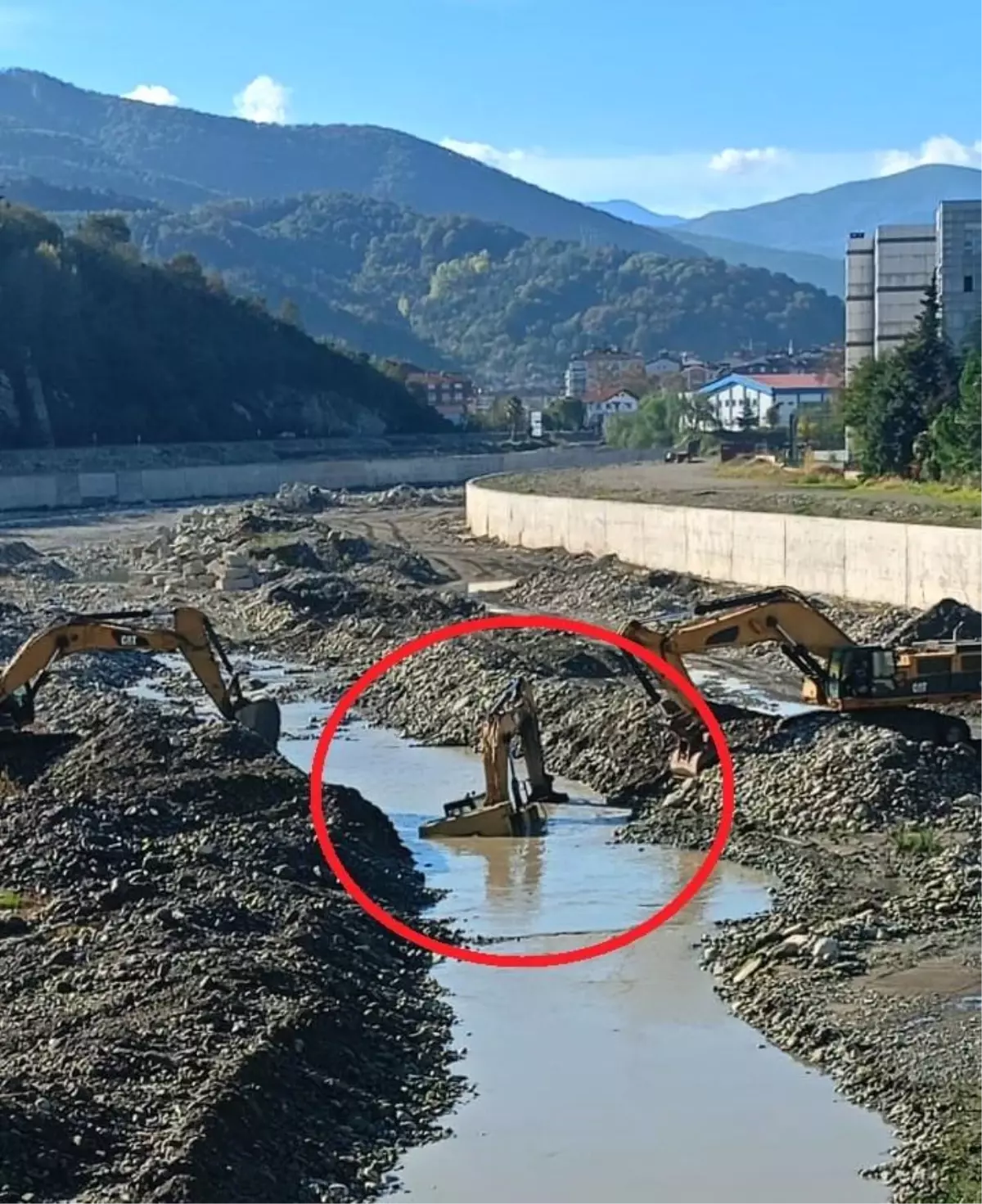 Ayancık\'ta İş Makinesi Suya Gömeildi