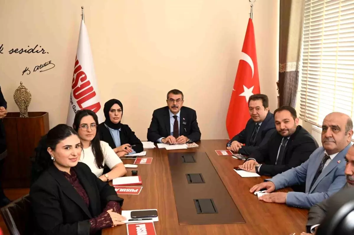 Bakan Tekin\'den CHP\'ye Zorunlu Eğitim Yanıtı