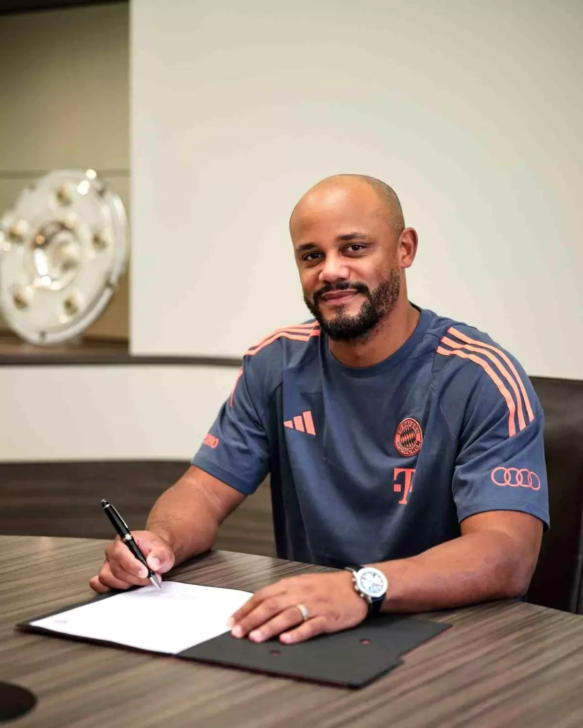 Kompany\'nin Sözleşmesi 2029\'a Uzatıldı