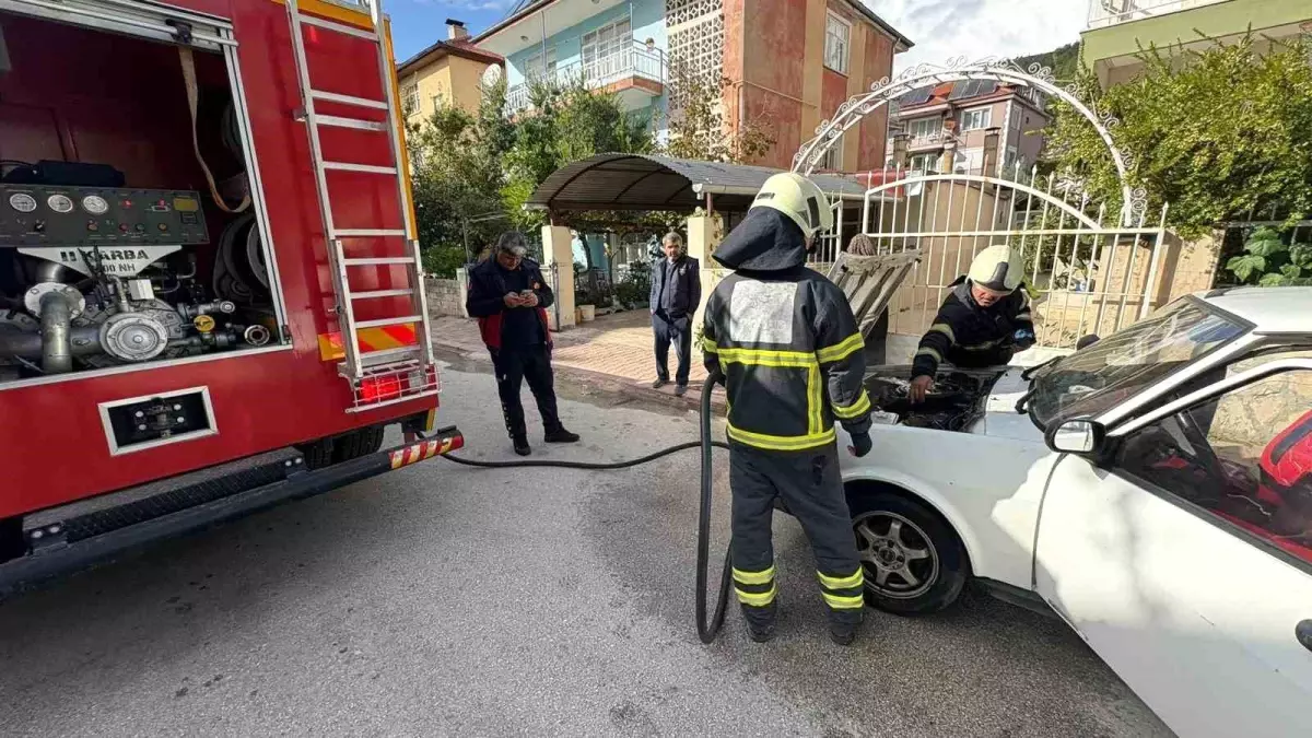 Bucak\'ta Seyir Halindeki Otomobil Yandı