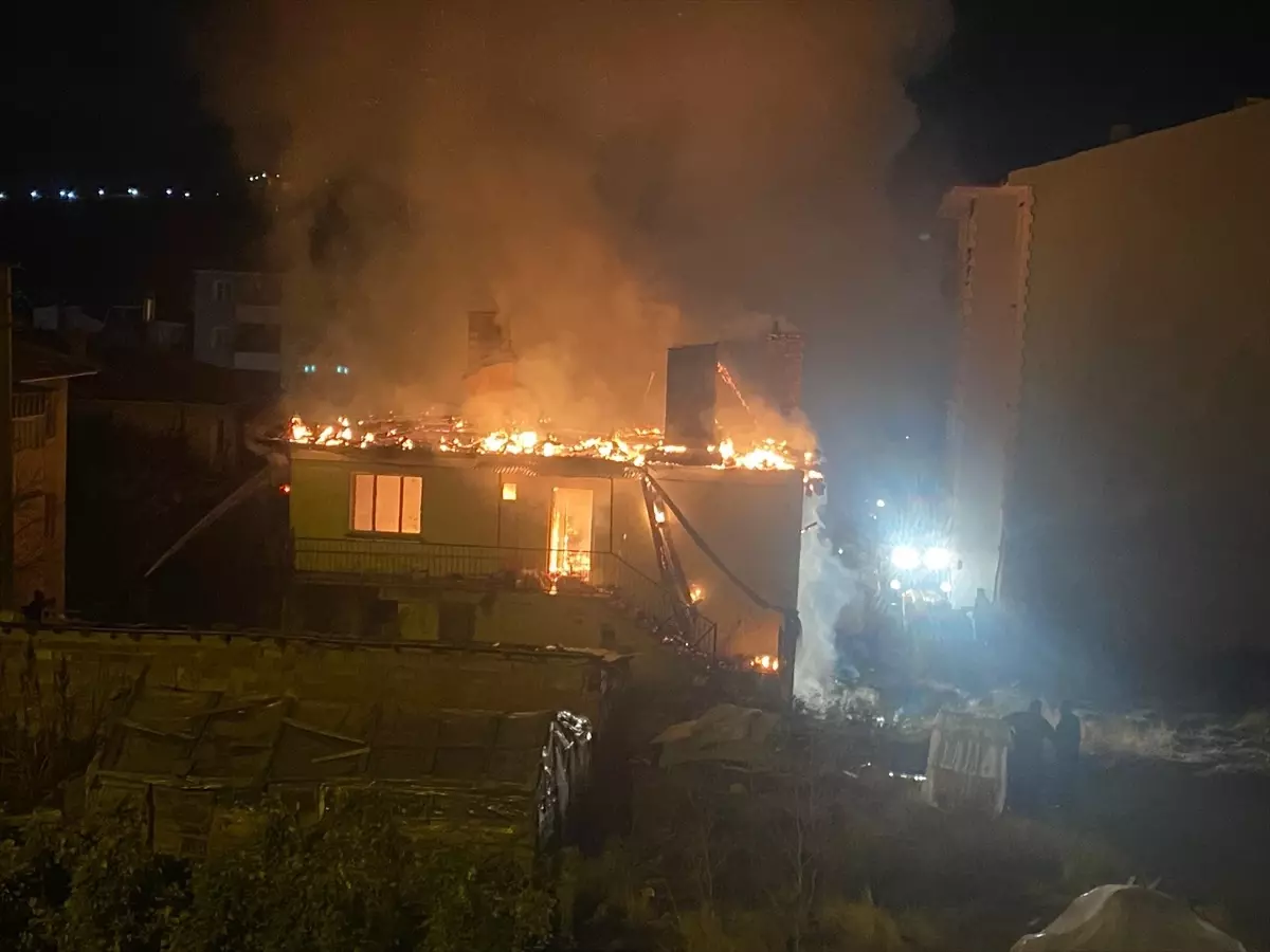 Çankırı\'da Yangın: 2 Ev ve Araç Zarar Gördü