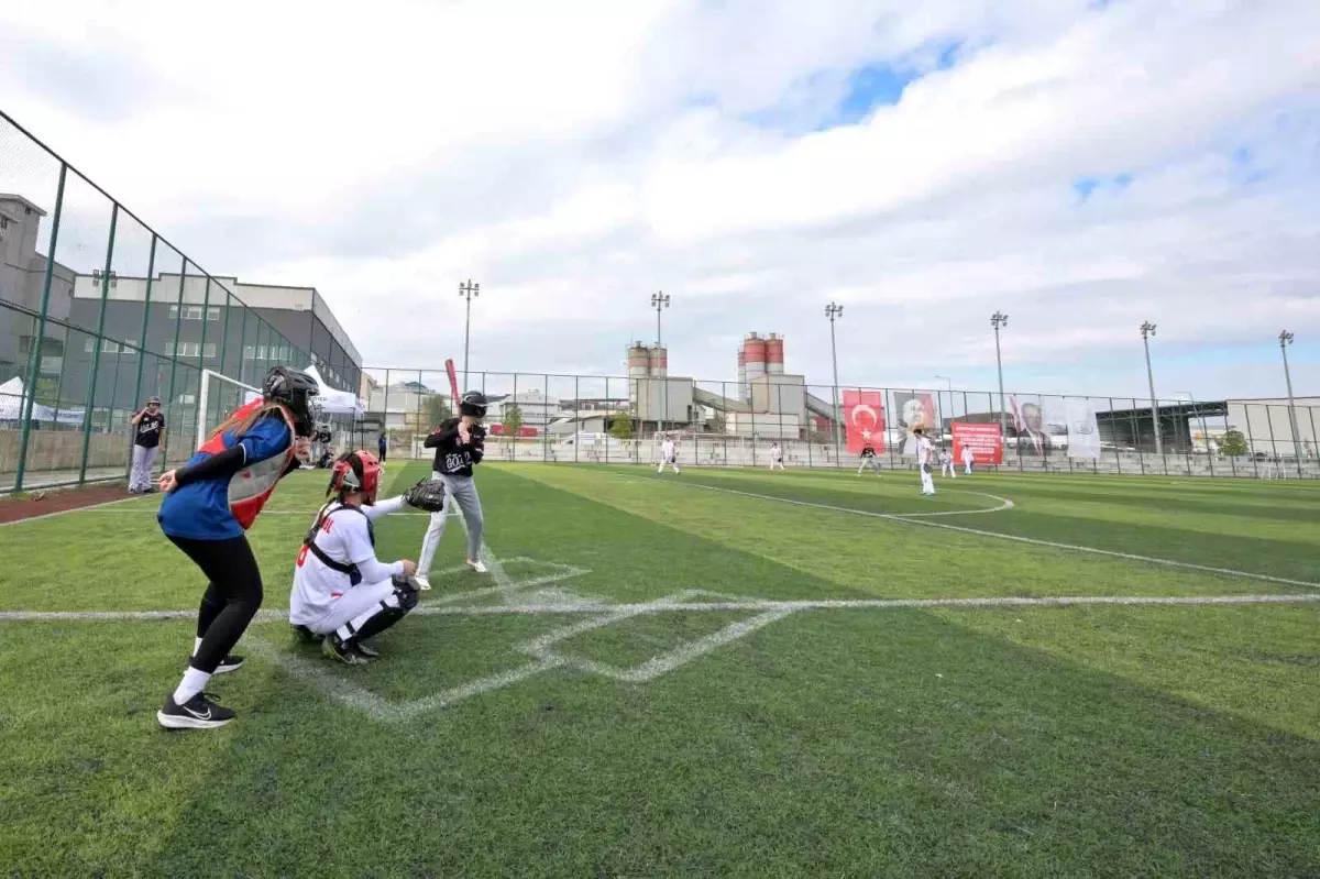 Esenyurt\'ta Beyzbol Turnuvası Renkli Görüntülere Sahne Oldu