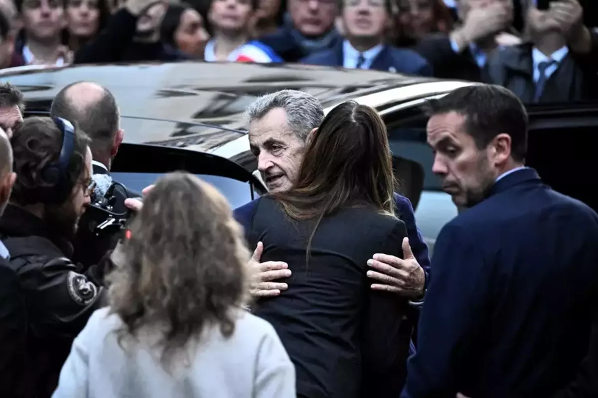 Hapse girecek eski Fransa Cumhurbaşkanı Sarkozy\'den salvolar