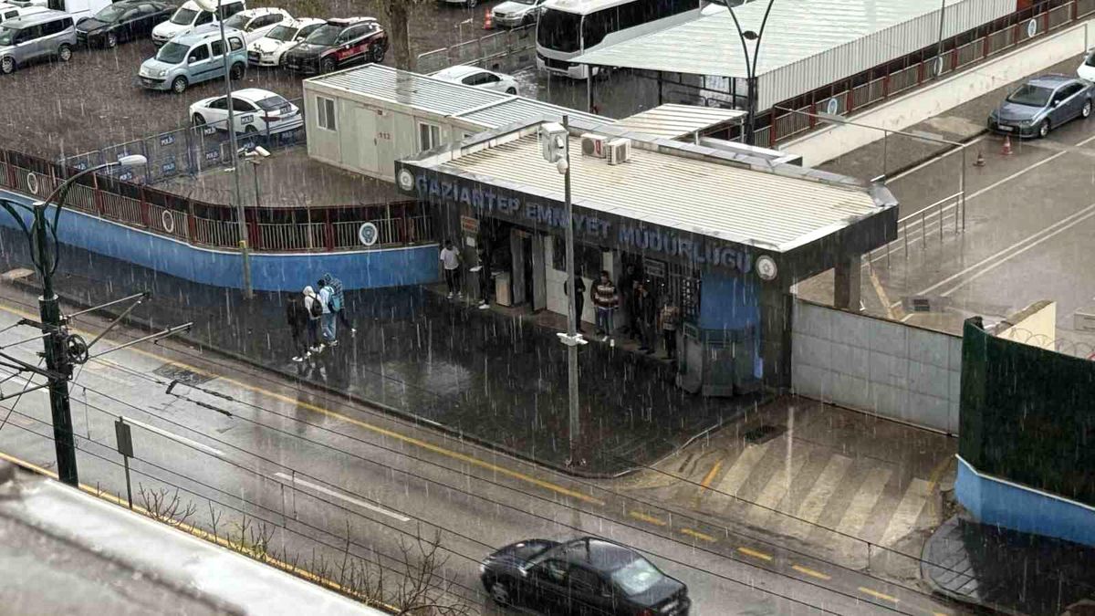 Gaziantep\'te Sağanak ve Dolu Hayatı Olumsuz Etkiledi