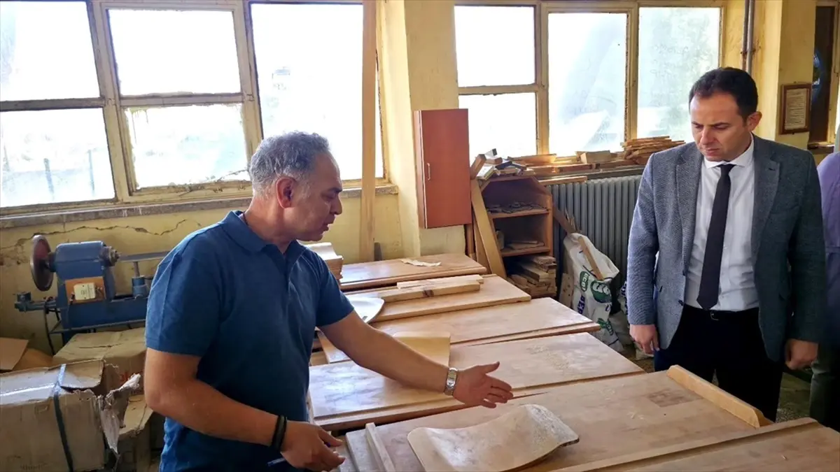 Gelibolu\'da Öğrenciler Sıra ve Masa Üretiyor