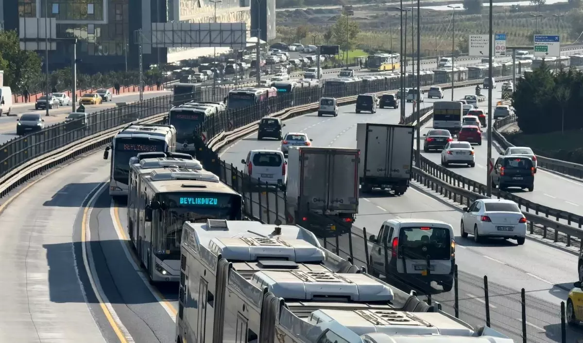 Sefaköy Metrobüs Durağında Kaza