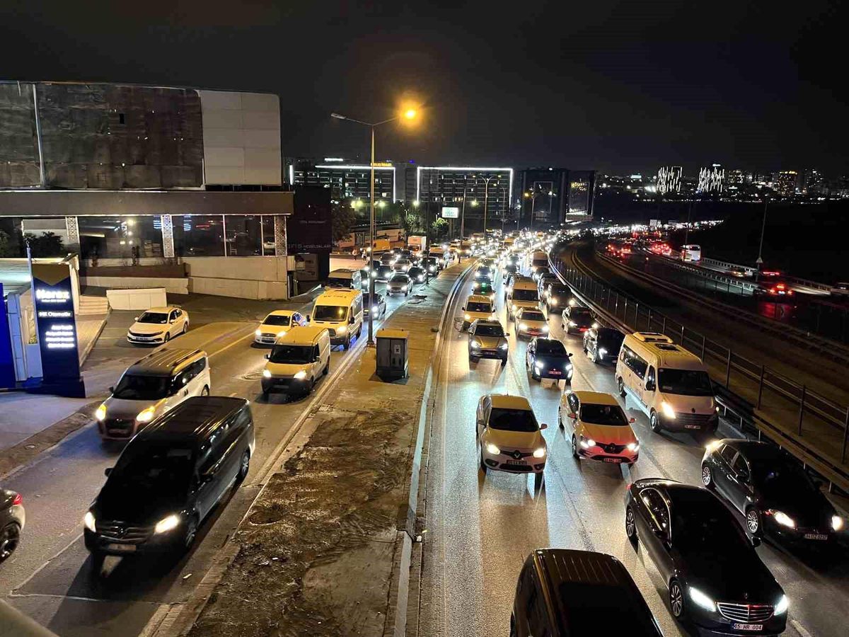 İstanbul\'da Akşam Trafic Yoğunluğu Yüzde 80\'e Ulaştı
