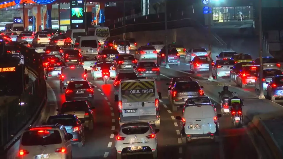 İstanbul\'da Akşam Trafiği %85 Yoğunlukta