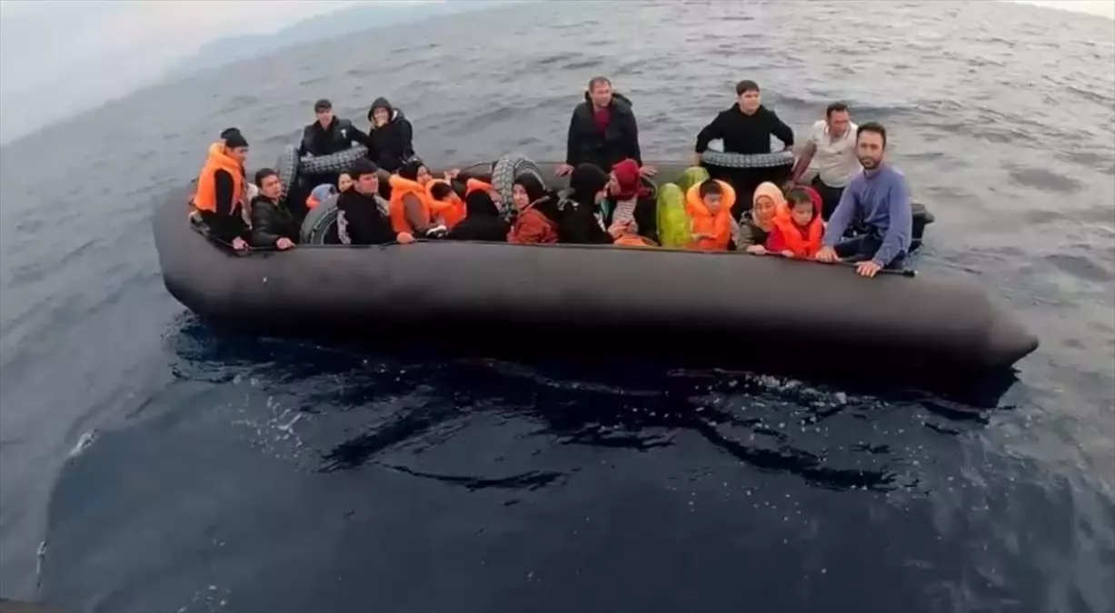 Çeşme ve Menderes\'te 52 Düzensiz Göçmen Yakalandı