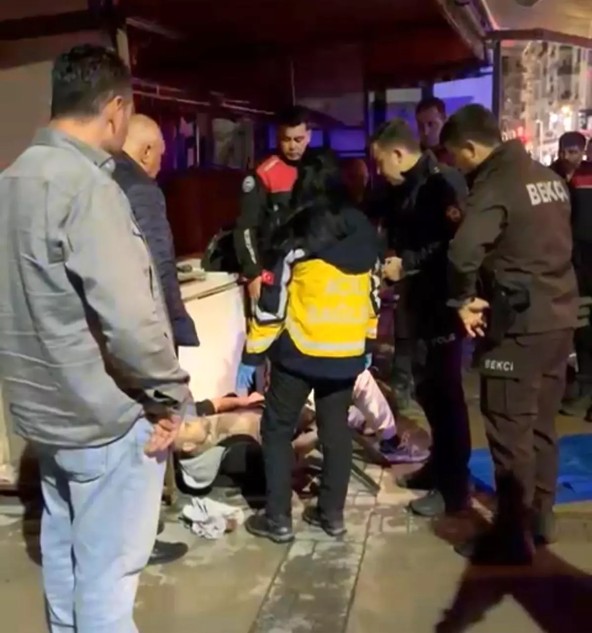 İzmir\'de Bıçaklı Saldırı: 5 Yerinden Yaralandı