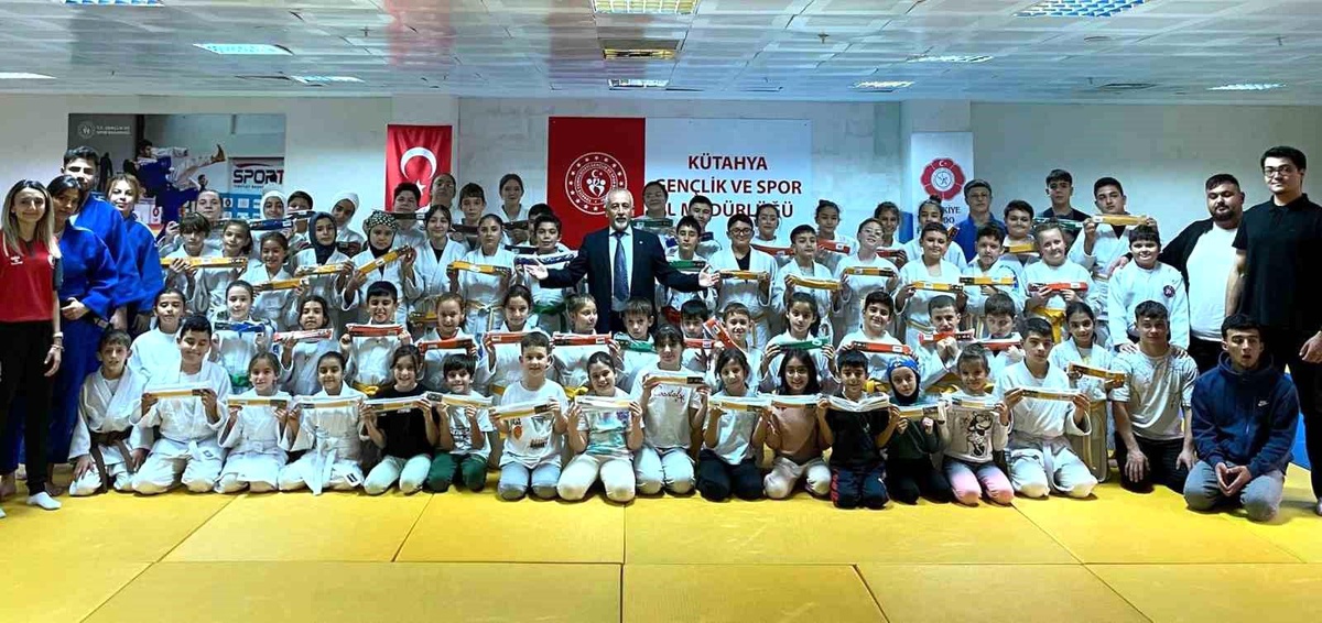 Kütahya\'da 100 Sporcu Judo Kemer Sınavında Başarıyla Terfi Etti