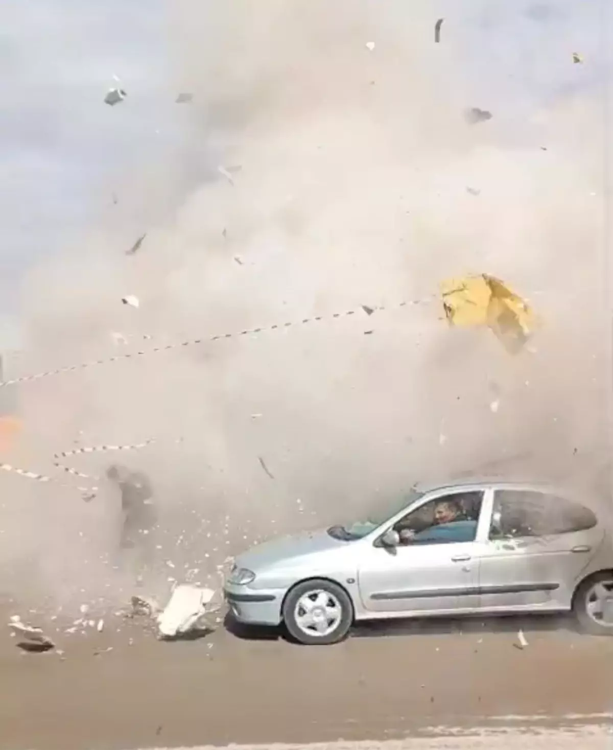 Sözde kontrollü yıkım! Ortalık savaş alanına döndü, yaralananlar var