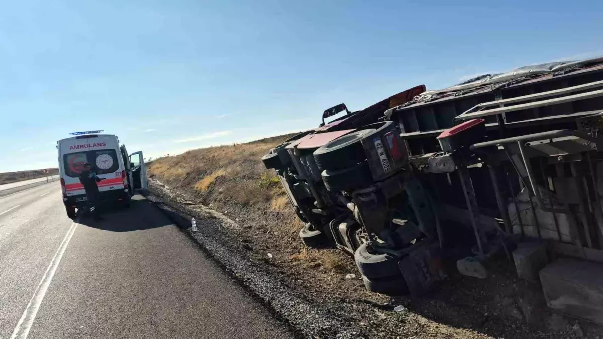 Kulu\'da Tır Devrildi, Sürücü Hafif Yaralandı