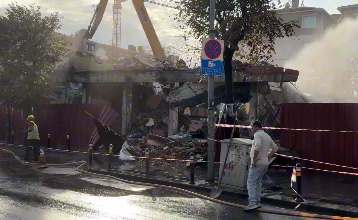 Küçükçekmece\'de Bina Çöktü