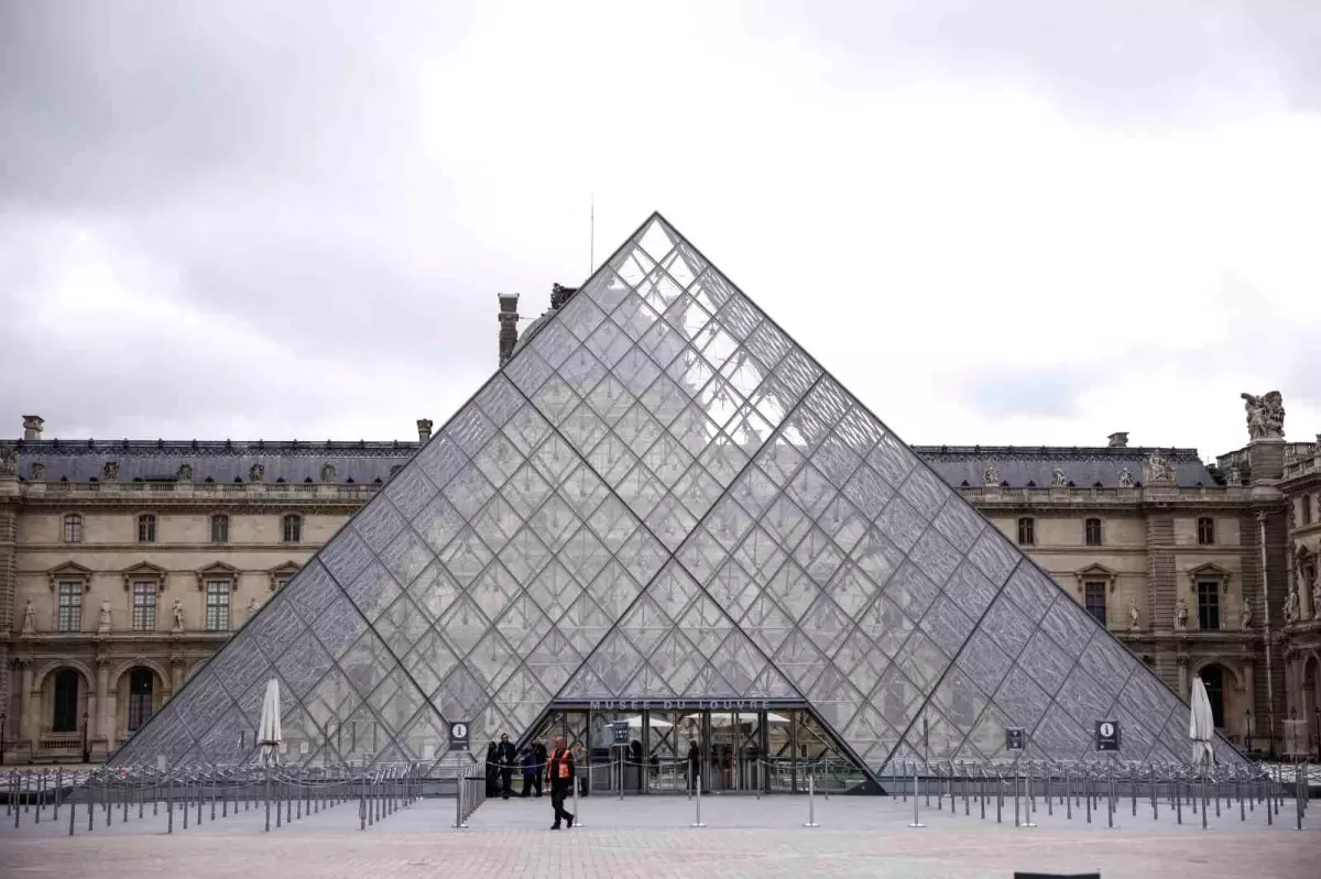 Louvre Müzesi\'ndeki şok soygunda maddi kaybın boyutu belli oldu
