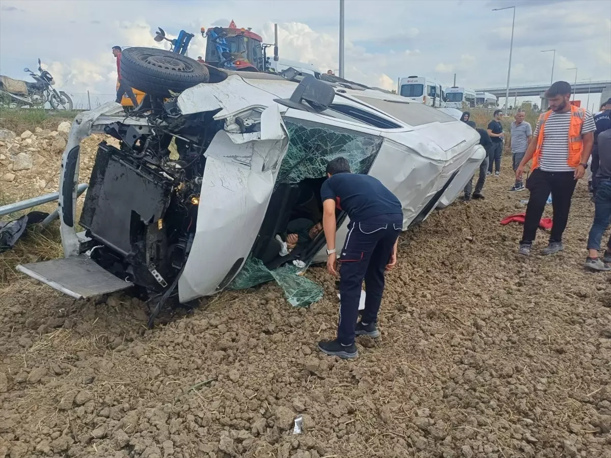 Tarsus\'ta Servis Aracı Devrildi: 4 Yaralı