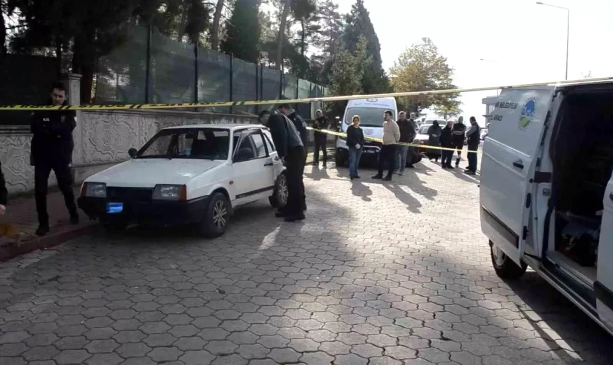 Hendek\'te park halindeki otomobilde ölü bulundu