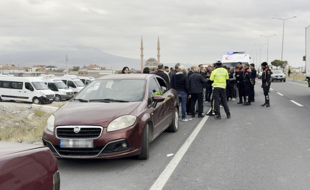 Polis cenazesi konvoyuna saldırı! Taş ve sopalarla vurdular Polis cenazesi konvoyuna saldırı! Taş ve sopalarla vurdular