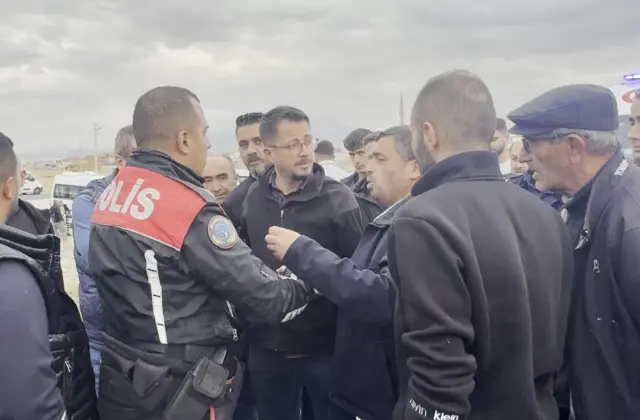 Polis cenazesi konvoyuna saldırı! Taş ve sopalarla vurdular Polis cenazesi konvoyuna saldırı! Taş ve sopalarla vurdular